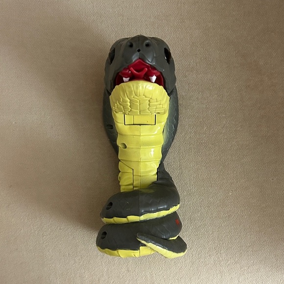 Cobra Fingerling Reptile Toy -  Green and Yellow - Picture 2 of 6